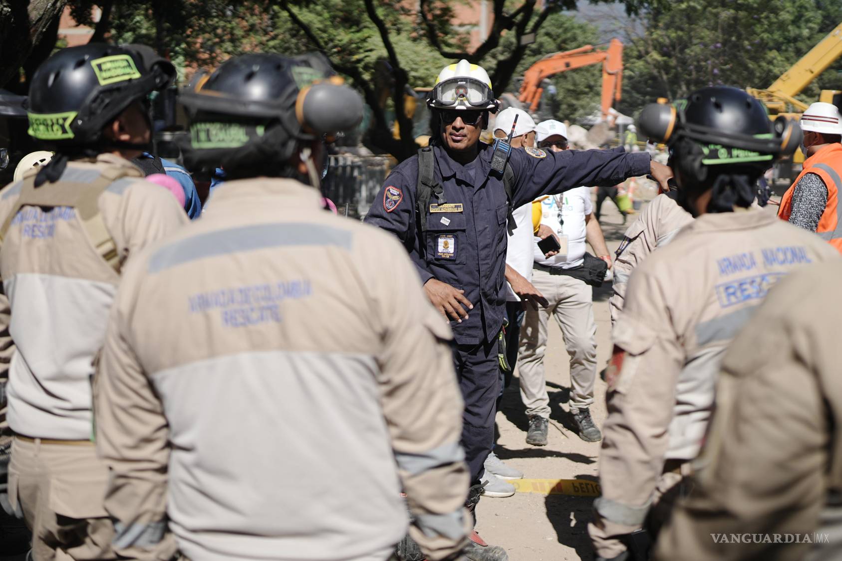 $!Equipos de emergencia de varias ciudades se movilizan hacia la zona de desastre.