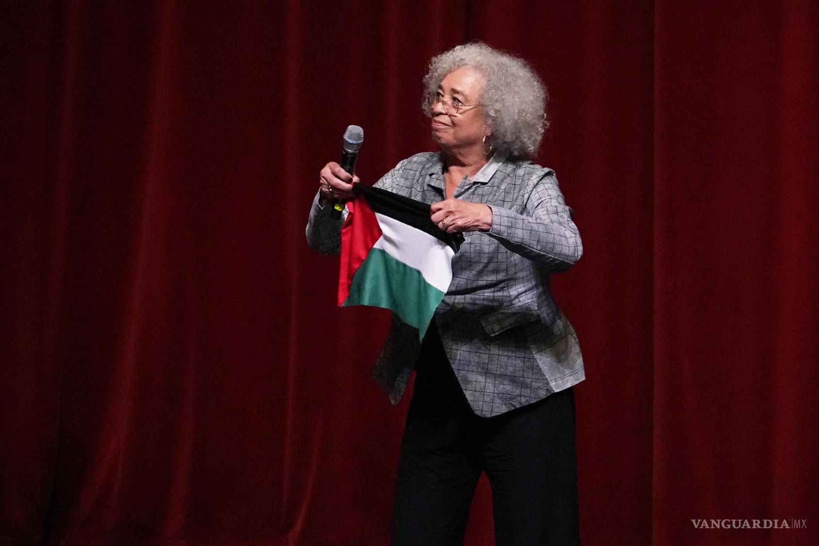 $!La activista estadounidense sostiene una bandera de Palestina como símbolo de solidaridad.