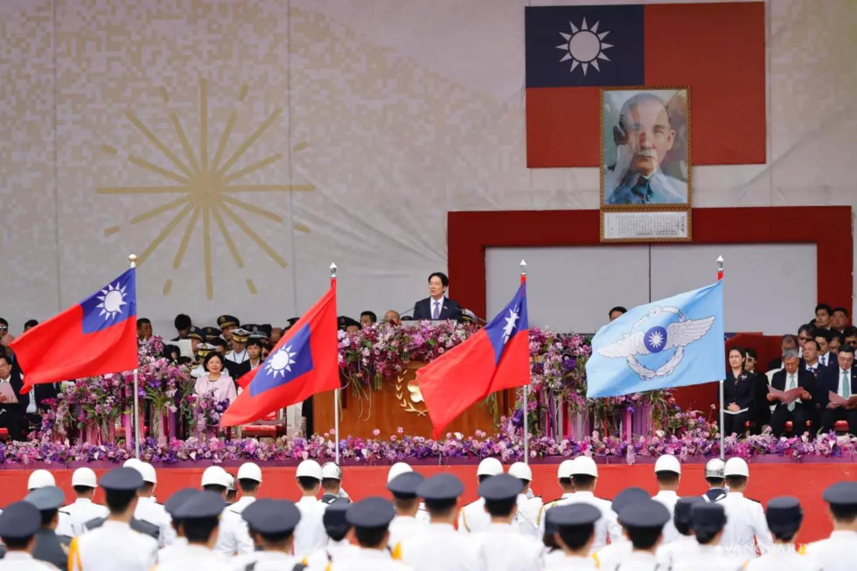 $!El presidente de Taiwán, William Lai, habla durante la celebración del Día Nacional de Taiwán frente a la Oficina Presidencial en Taipei, Taiwán.