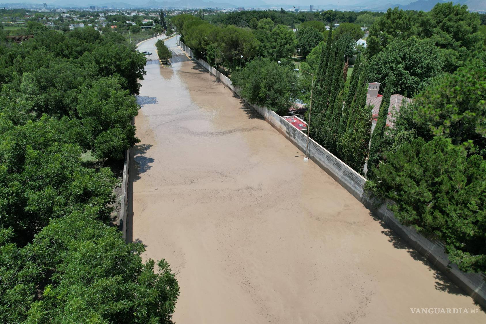 $!Vecinos señalan al arroyo El Blanco como uno de los puntos más críticos, ya que su cauce ha sido alterado por nuevas construcciones.