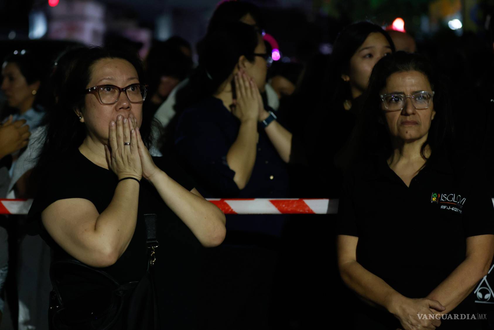 $!Mujeres observan un edificio derrumbado tras un terremoto en Caracas, Venezuela, el miércoles 24 de junio de 2026.