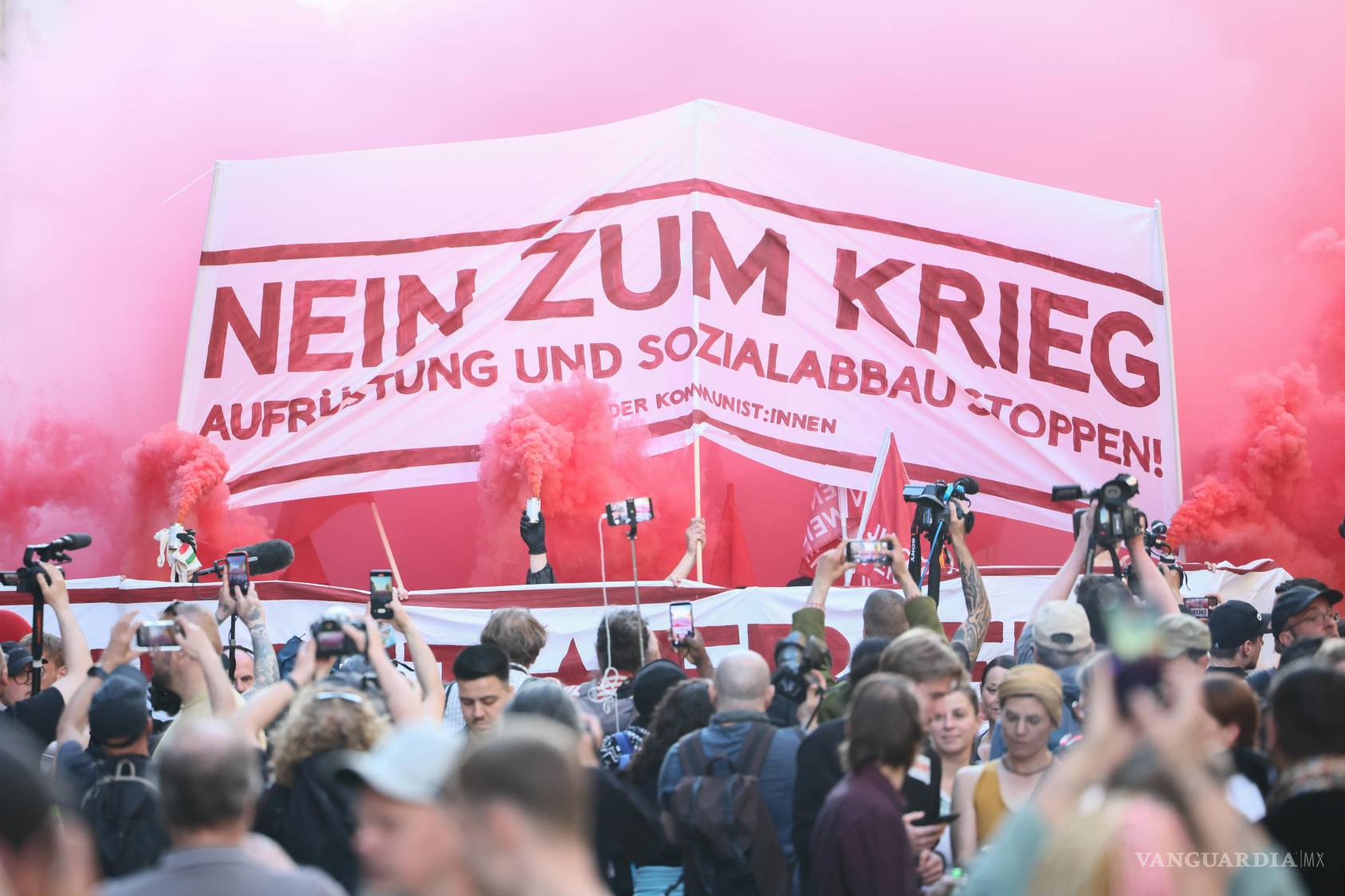 $!Manifestante encienden bengalas en la protesta del “Primero de Mayo Revolucionario” en Berlín, Alemania.