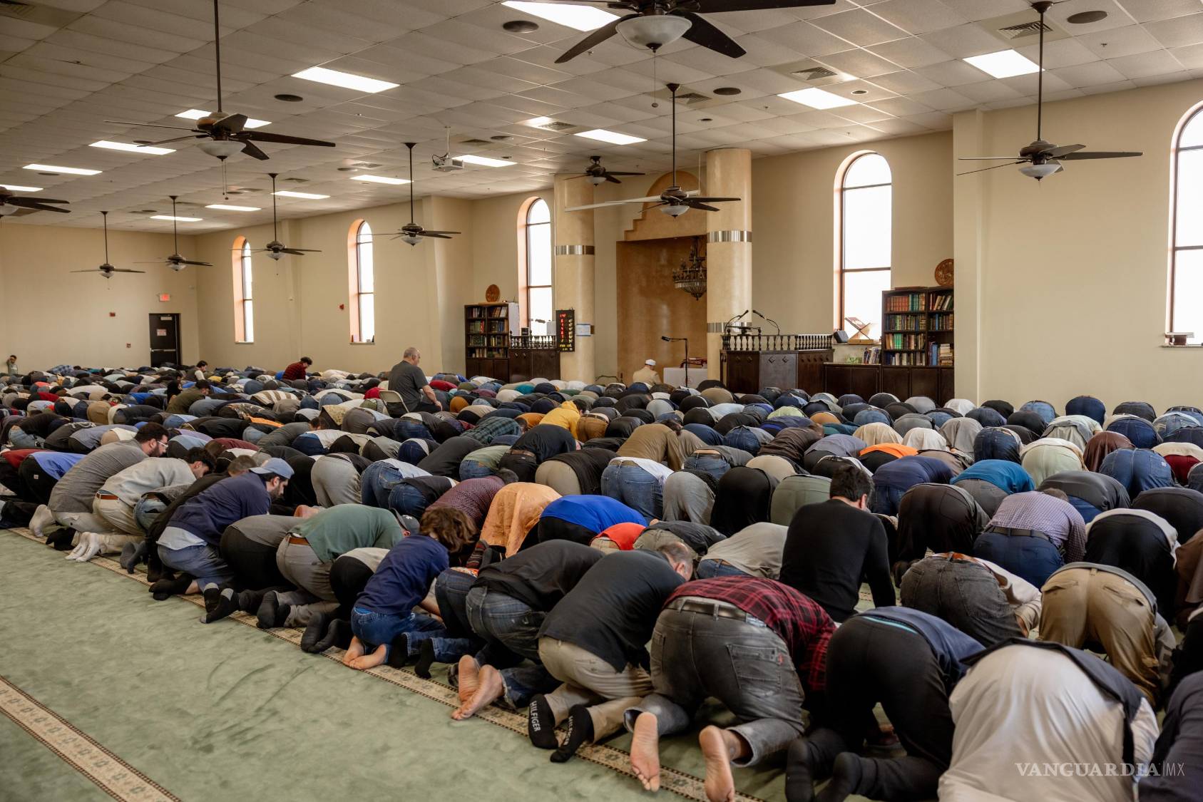 $!Un grupo de personas oran en la Islamic Society of Tulsa, el viernes 13 de febrero de 2026, en Tulsa, Oklahoma.