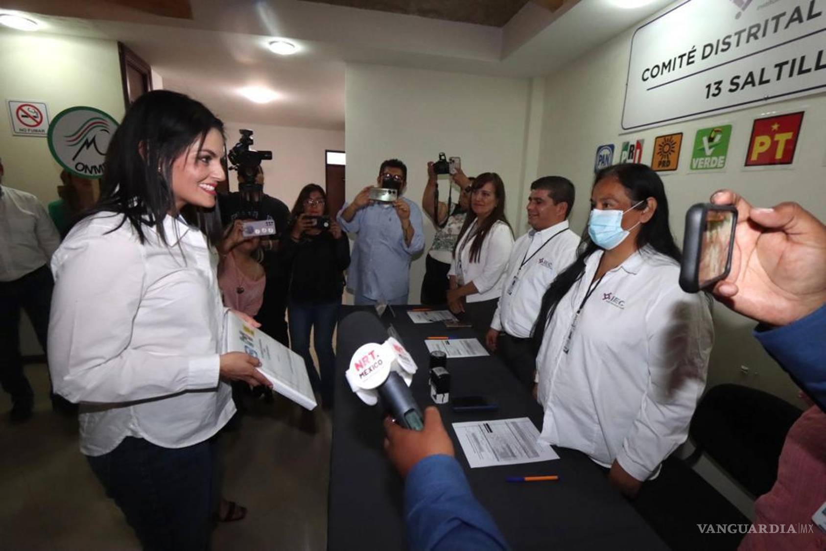 $!Luz Elena Guadalupe Morales busca repetir como legisladora y se presentó ante el Comité Electoral del Distrito 13 del IEC por el PRI-PAN-PRD.