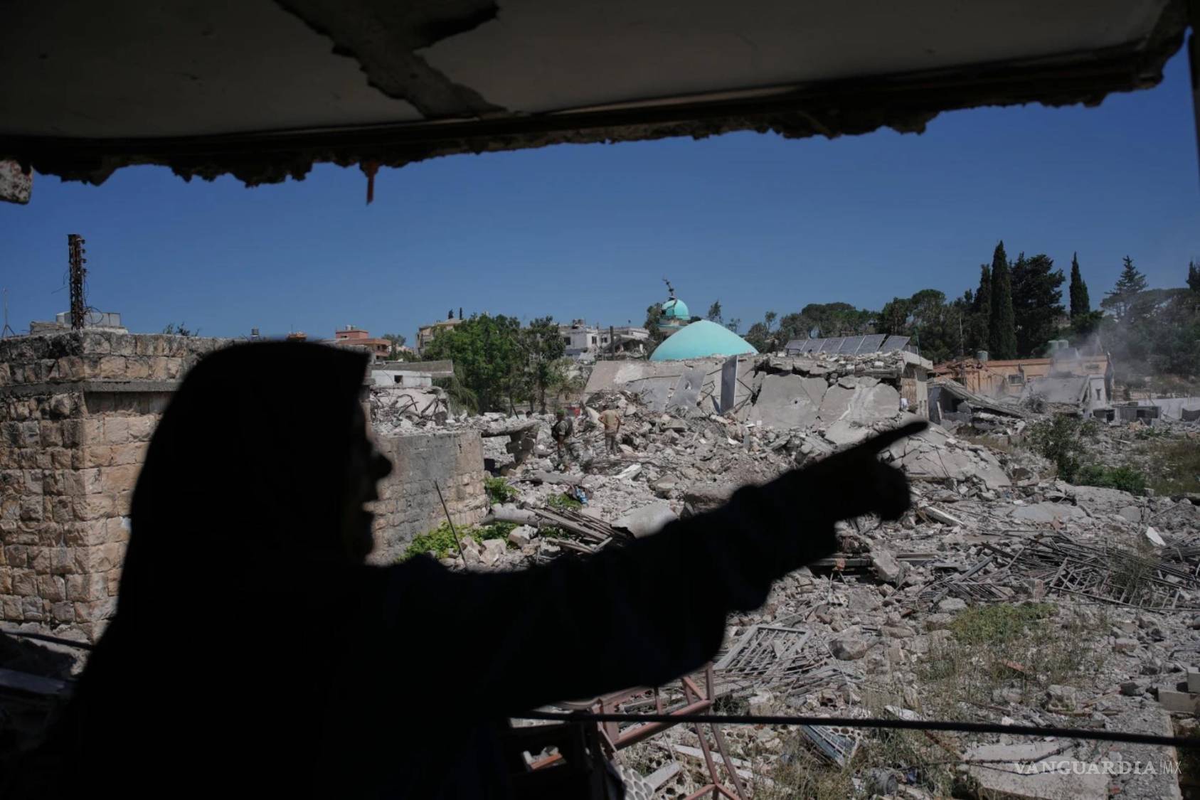 $!Mahasen Faqih señala los escombros de su barrio desde el interior de su casa destruida tras regresar a ella después de la operación militar israelí en Zawtar al-Gharbieh, Líbano.