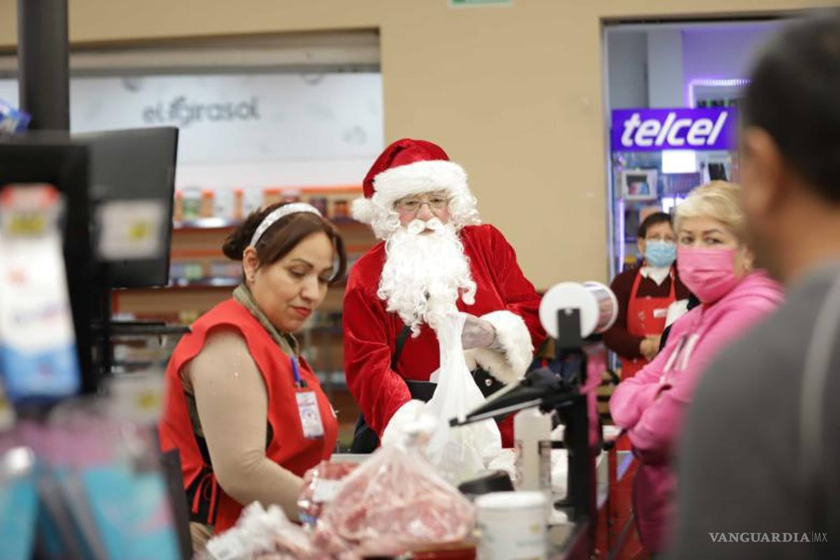$!A pesar de los desafíos, los empacadores de Alsuper encuentran satisfacción en su labor, demostrando que el espíritu navideño supera cualquier adversidad.
