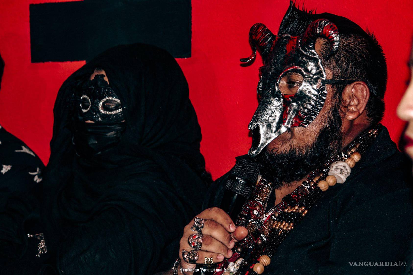 $!Los Guardianes de Lucifer explican sus creencias y rituales durante la entrevista en el primer templo satánico de Saltillo.