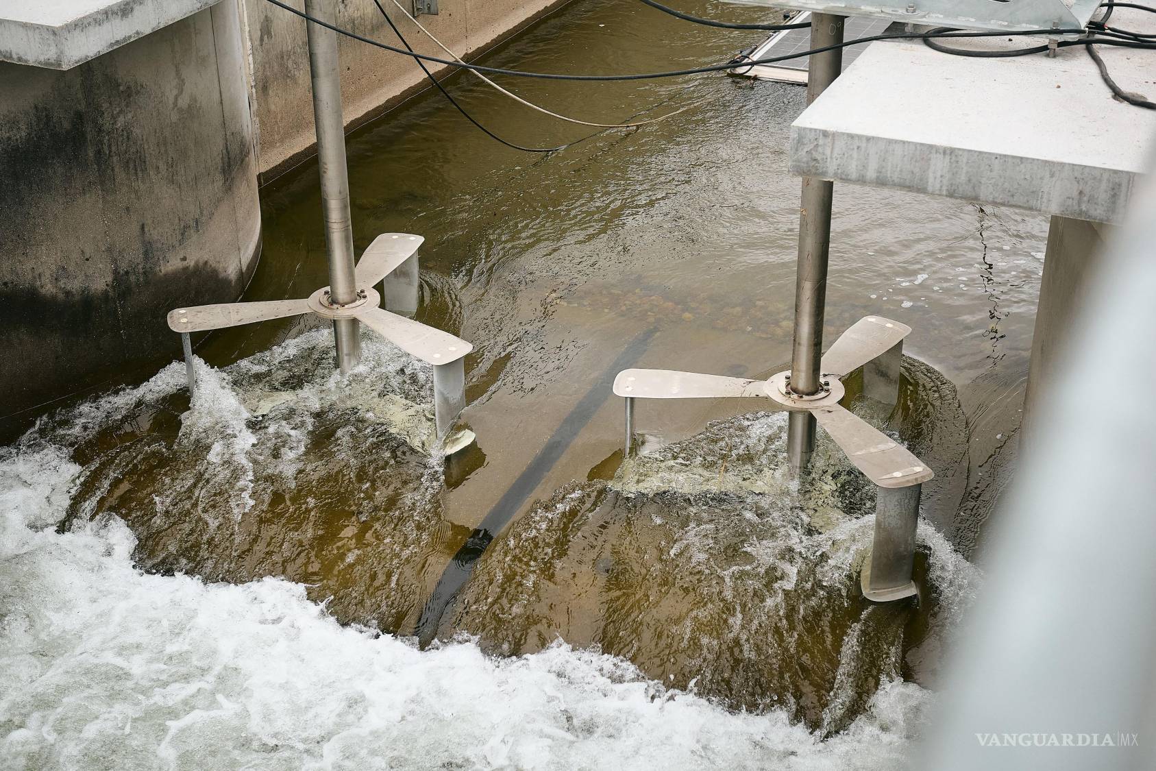 $!El sistema hidroeléctrico distribuido canaliza activamente el agua hacia las turbinas para generar energía hidroeléctrica, en lugar de permitir que fluya libremente.