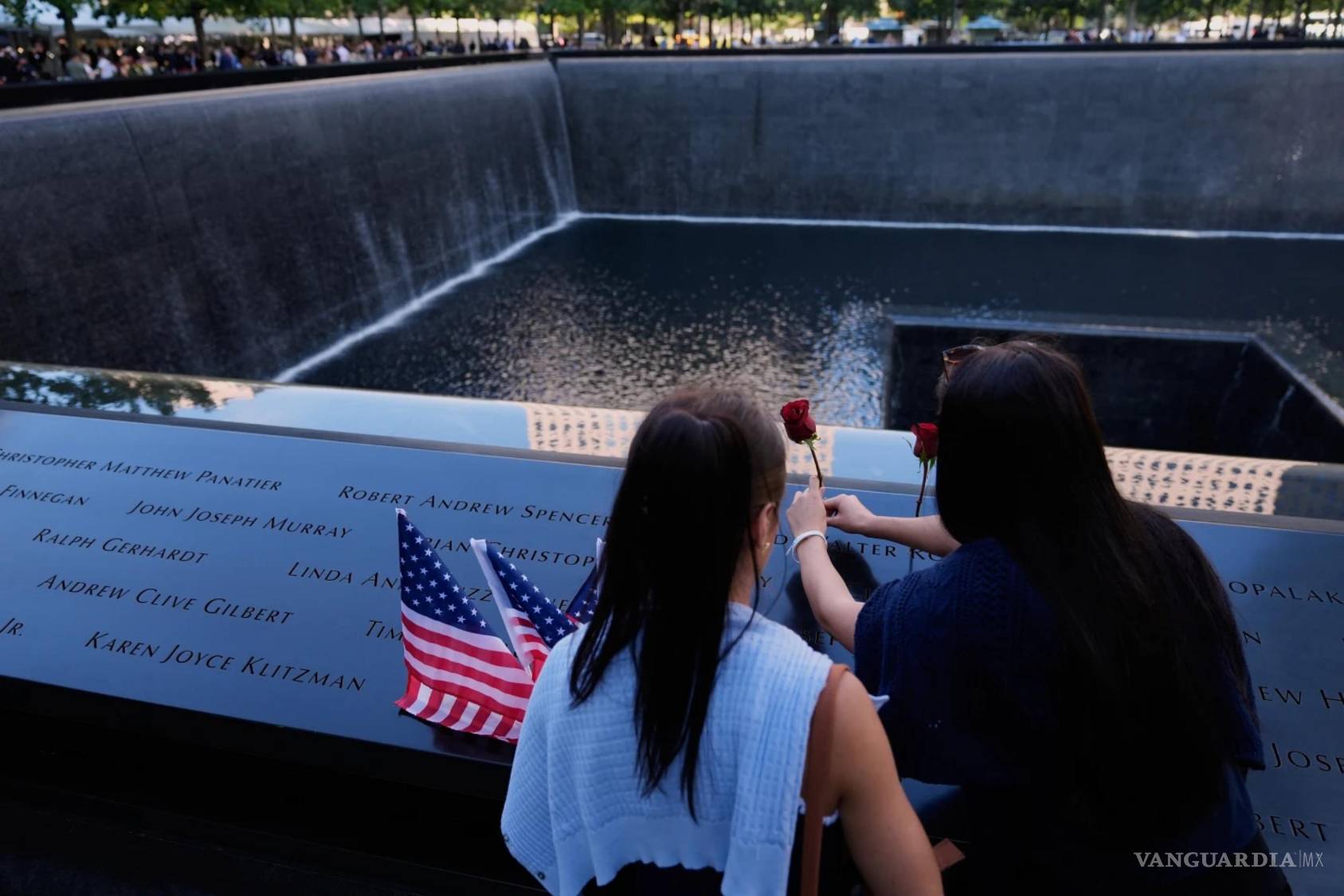$!Ainsley (d) y Sarah Jurccak depositan una flor en memoria de un familiar durante una ceremonia para conmemorar el 24.º aniversario de los atentados del 11 -S en Nueva York.