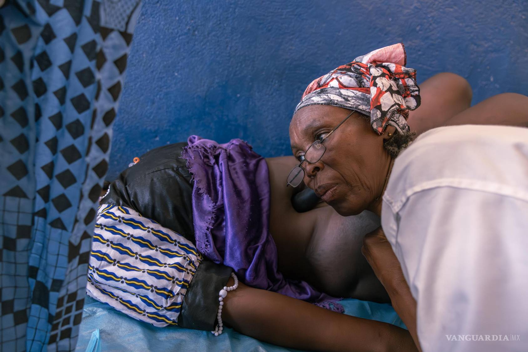 $!Una mujer tiene su primera consulta prenatal con la enfermera Delphine Zanabe en el Hospital del Distrito de Birao, en la República Centroafricana.