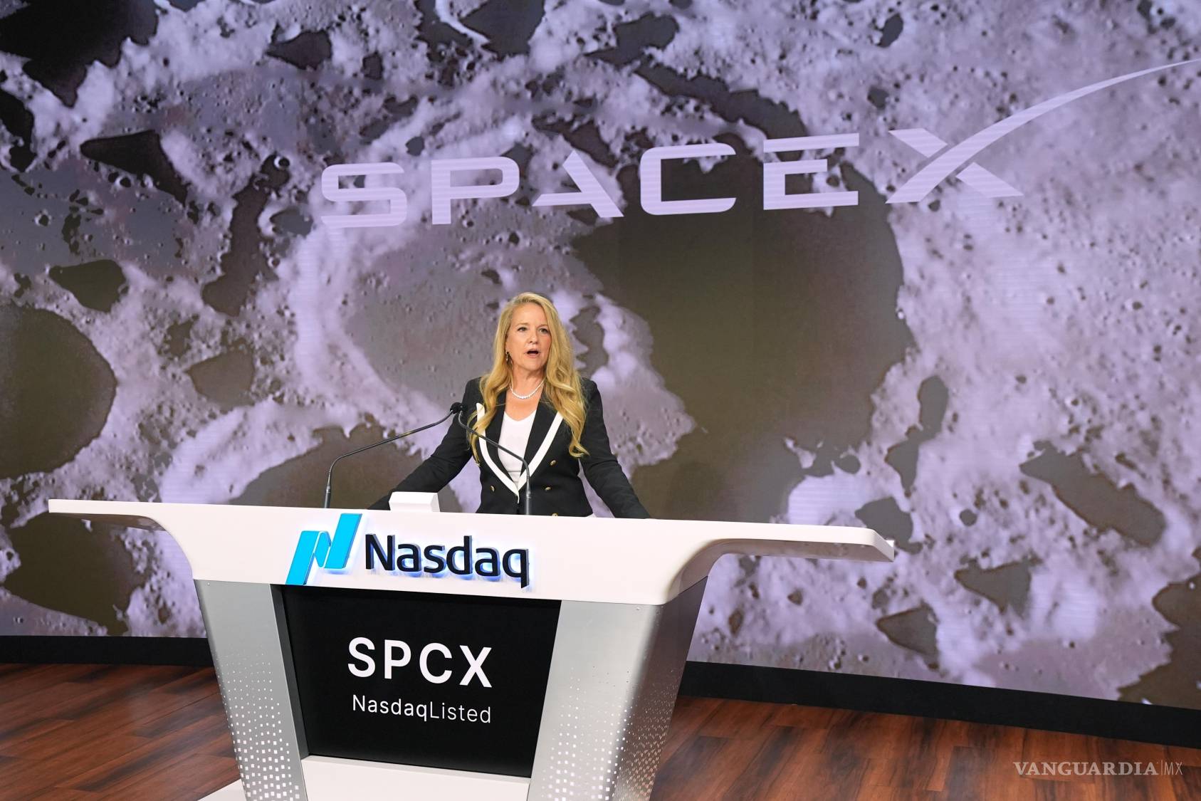 $!Gwynne Shotwell, presidenta y directora de operaciones de SpaceX, en la ceremonia de toque de campana para la salida a bolsa de SpaceX en el Nasdaq MarketSite de Nueva York.