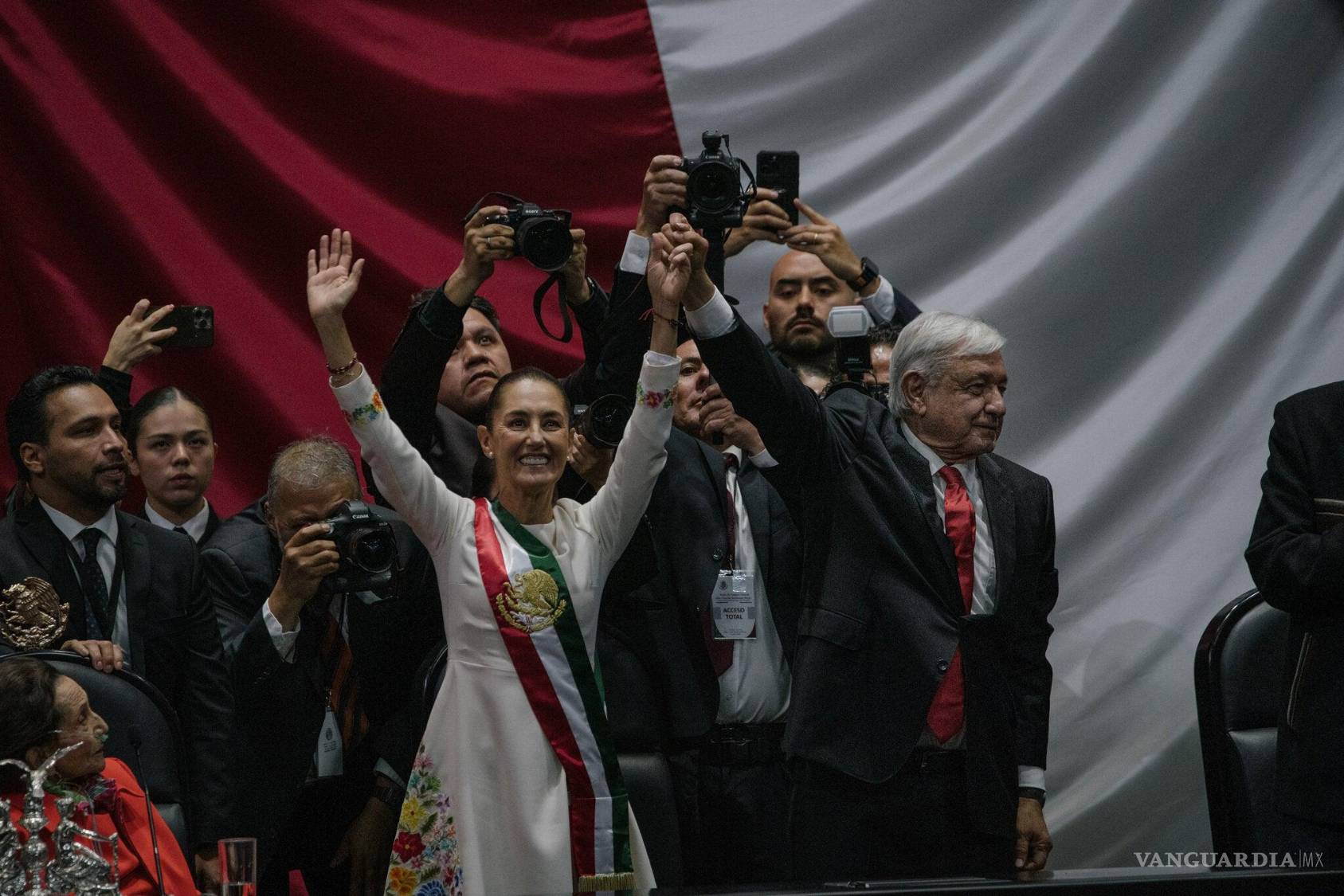 $!La presidenta de México, Claudia Sheinbaum, durante su toma de posesión en 2024. Andrés Manuel López Obrador está a su lado.