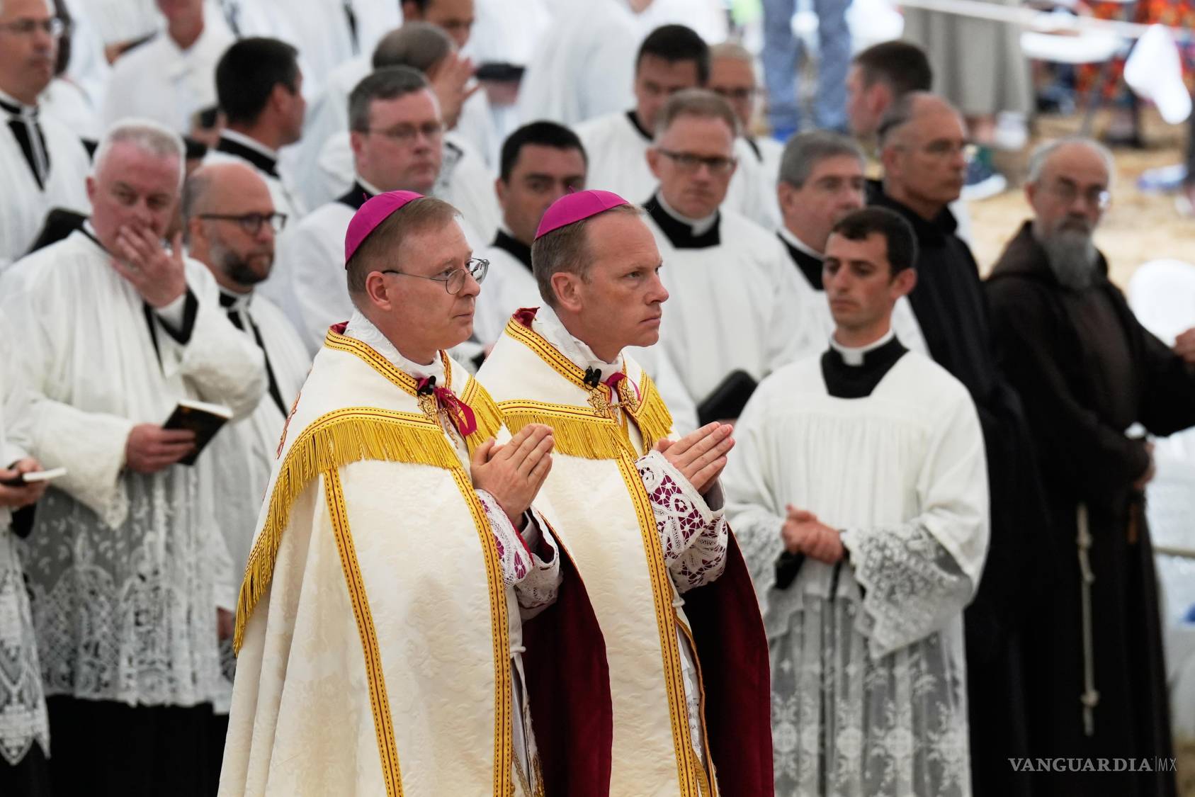 $!El padre Pascal Schreiber (i) y el padre Michael Goldade llegan a su consagración como obispos en una carpa en el seminario de la Fraternidad Sacerdotal San Pío X.