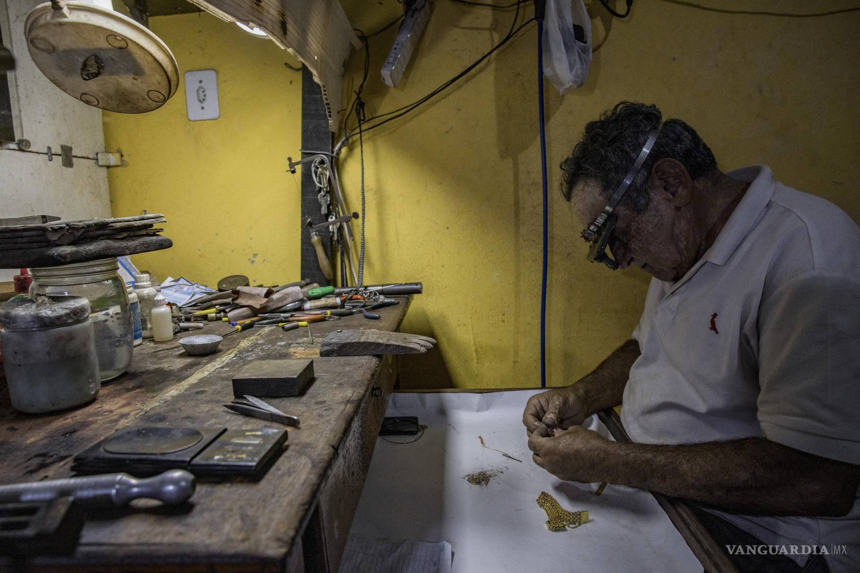 $!Un joyero que elabora joyas de oro a partir de la minería ilegal en el territorio protegido del pueblo Yanomami en la Amazonía, en Boa Vista, estado de Roraima, Brasil.