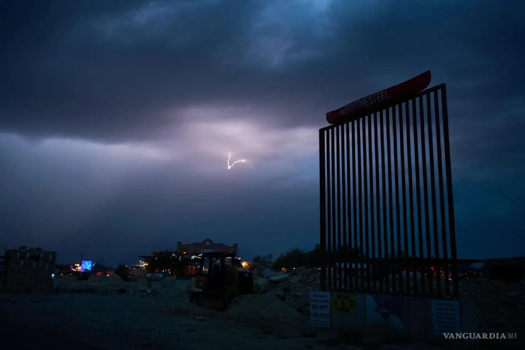 $!Una réplica del muro fronterizo, instalada como protesta contra las barreras propuestas a lo largo de la frontera en Terlingua, Texas.