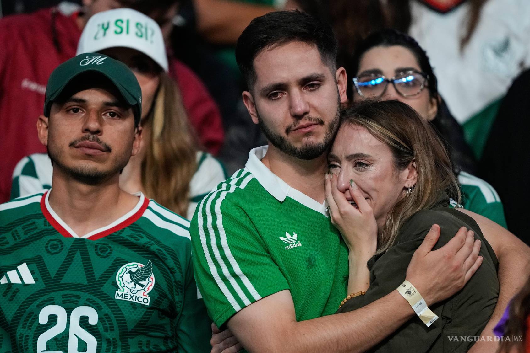 $!La emoción de los aficionados mexicanos es evidente tras la derrota de la Selección Nacional ante Inglaterra. A pesar de la tristeza, el apoyo de la afición mexicana sigue siendo incondicional.