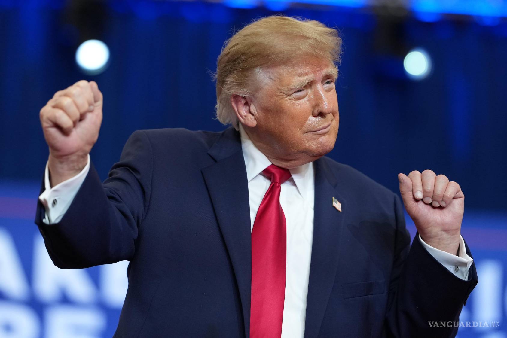 $!El presidente Donald Trump baila en un mitin de campaña en el Lubbock Memorial Civic Center, el martes 27 de octubre de 2026, en Lubbock, Texas.