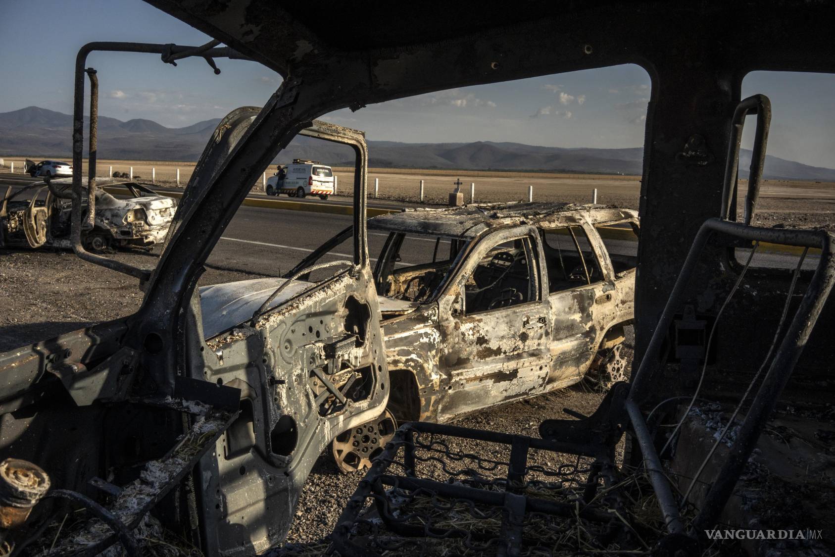 $!Vehículos calcinados junto a una carretera en el estado de Jalisco tras la muerte de un líder de cártel conocido como El Mencho, a manos de las fuerzas mexicanas, el 24 de febrero de 2026.