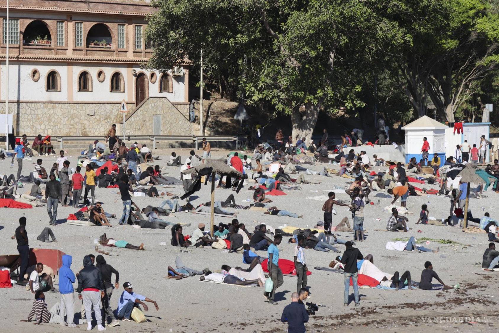 $!Migrantes en la playa ‘El trampolín ‘ en Ceuta, España.