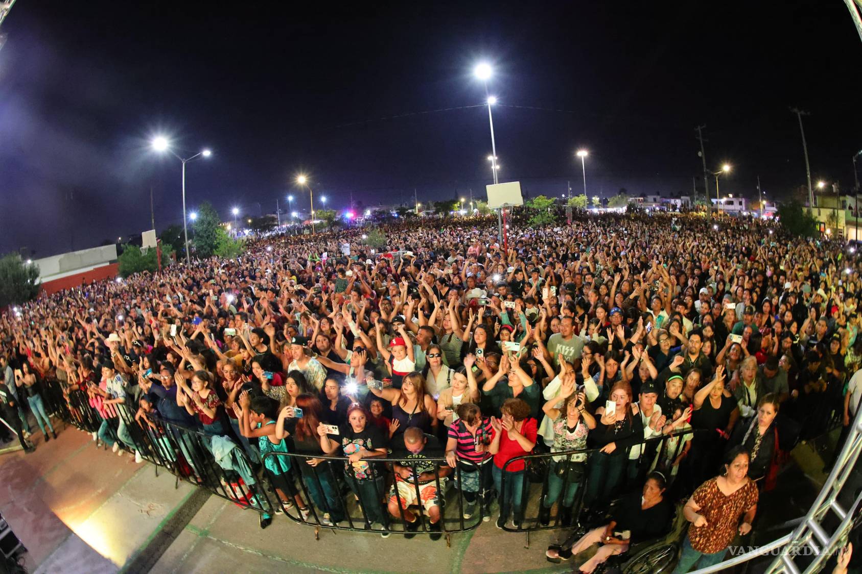 $!Familias completas disfrutaron de los grandes éxitos de Tropicalísimo Apache durante el FINA 2025 en la colonia Saltillo 2000.