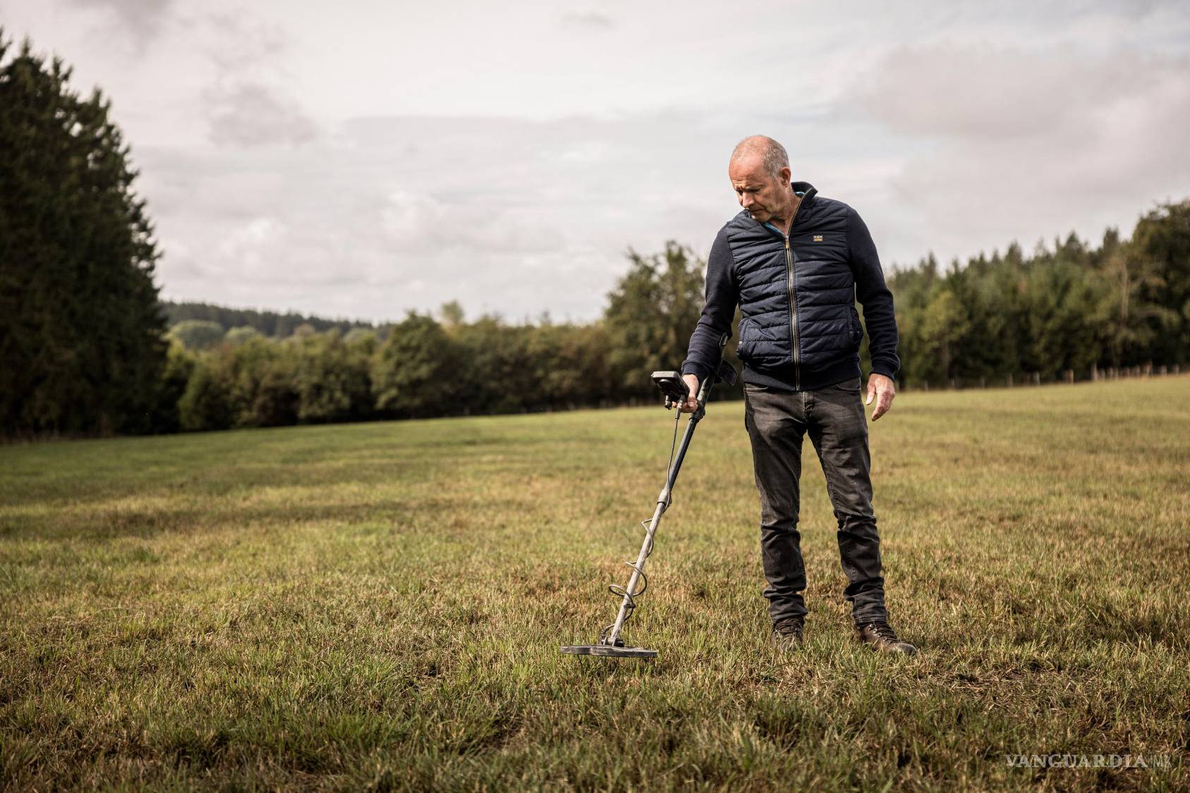 $!Bernard Collard pasa un detector de metales por un campo en la zona de Elsenborn, en Krinkelt, Bélgica, el 21 de agosto de 2026.