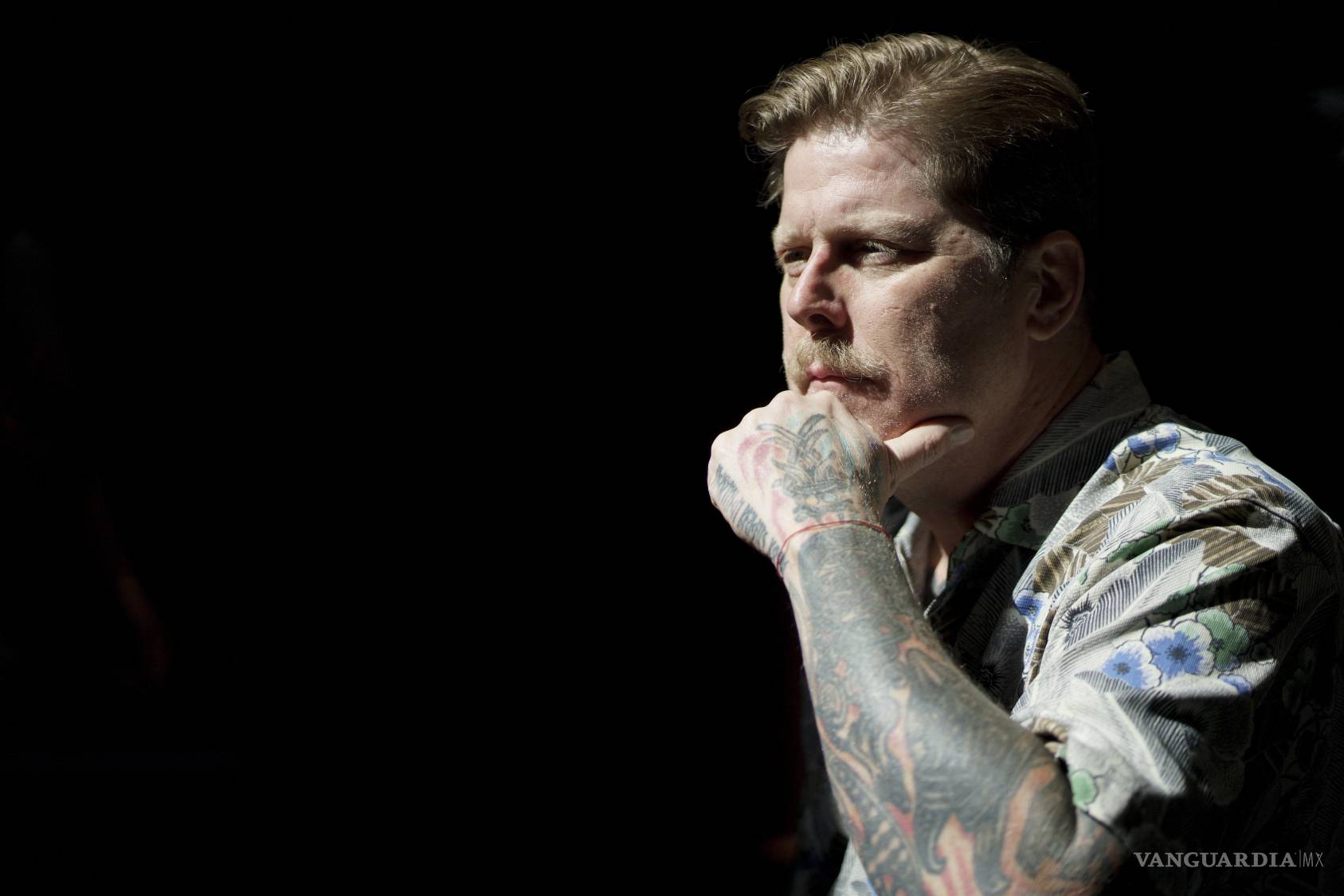 $!Arno Michaelis, exneonazi que ahora ayuda a familias afectadas por el extremismo, en una charla con estudiantes de secundaria en Boca Ratón, Florida.