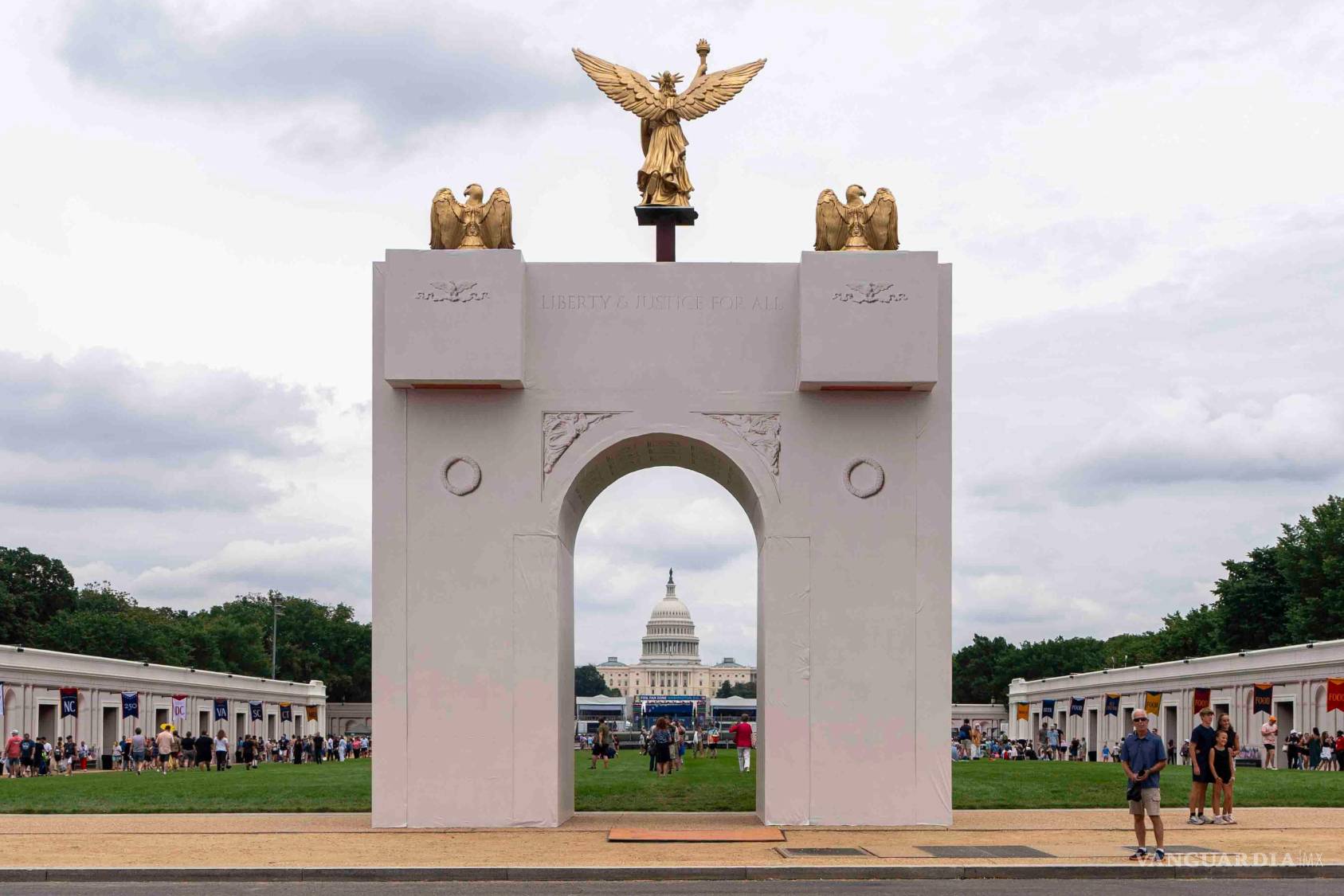 $!Una maqueta del Arco del Triunfo propuesto por el presidente de EU, Donald Trump, se exhibe en el complejo de monumentos National Mall, en Washington.