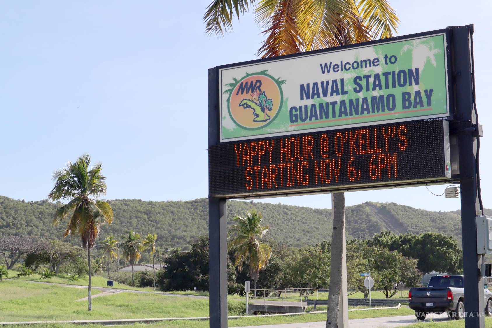 $!Fotografía de archivo del 5 de noviembre de 2023 del aviso en la entrada de la base naval en Guantánamo.