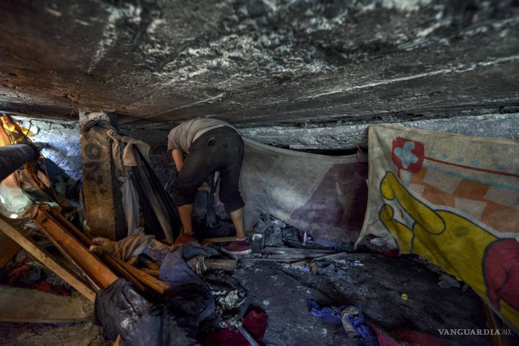 $!La alcantarilla no solo guarda sus cosas de valor, sino también los rastros de sus intentos de suicidio.