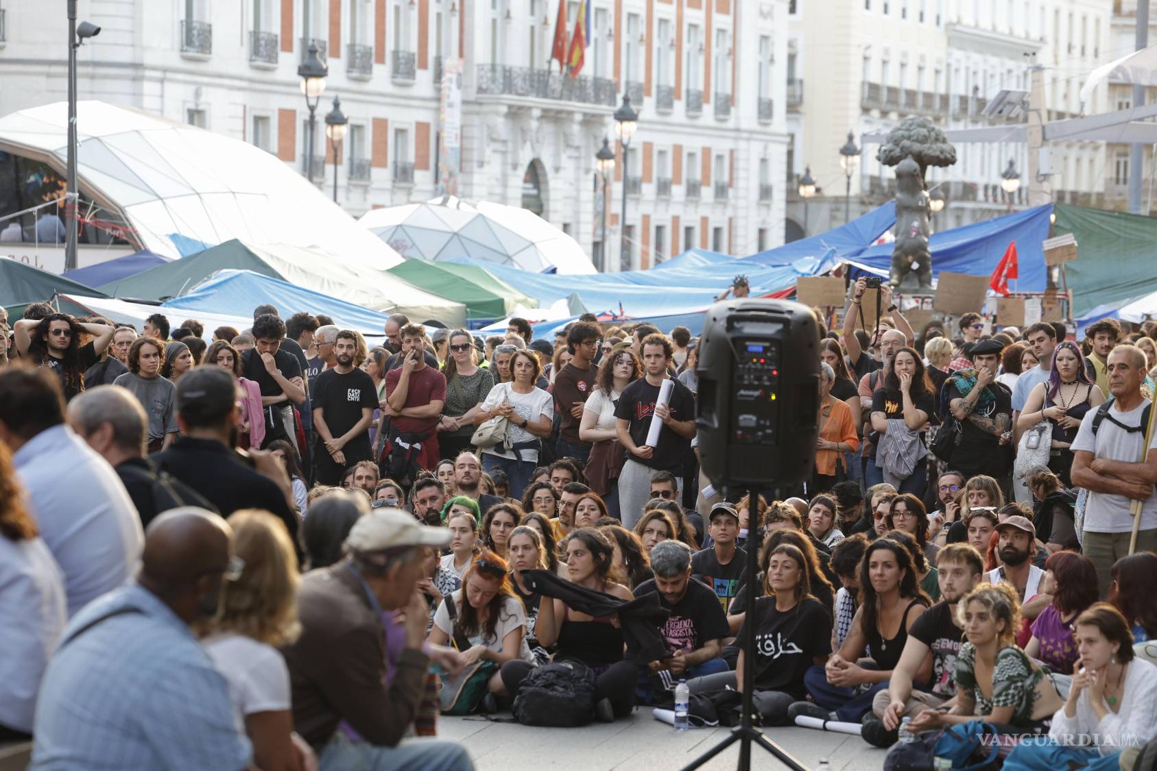 $!Vista de la acampada de la Puerta del Sol, este lunes, después de que el presidente del Gobierno, Pedro Sánchez, haya anunciado el adelanto de las elecciones generales para el 29 de noviembre.