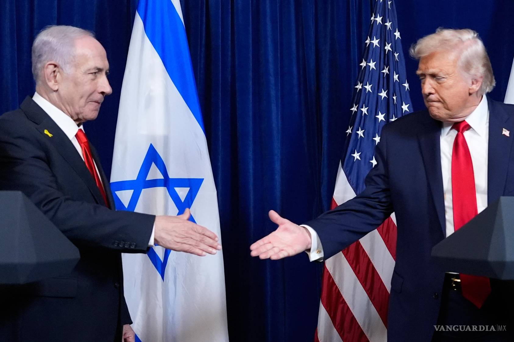 $!El presidente Donald Trump estrecha la mano del primer ministro israelí Benjamin Netanyahu al final de una conferencia de prensa en Mar-a-Lago, Florida.