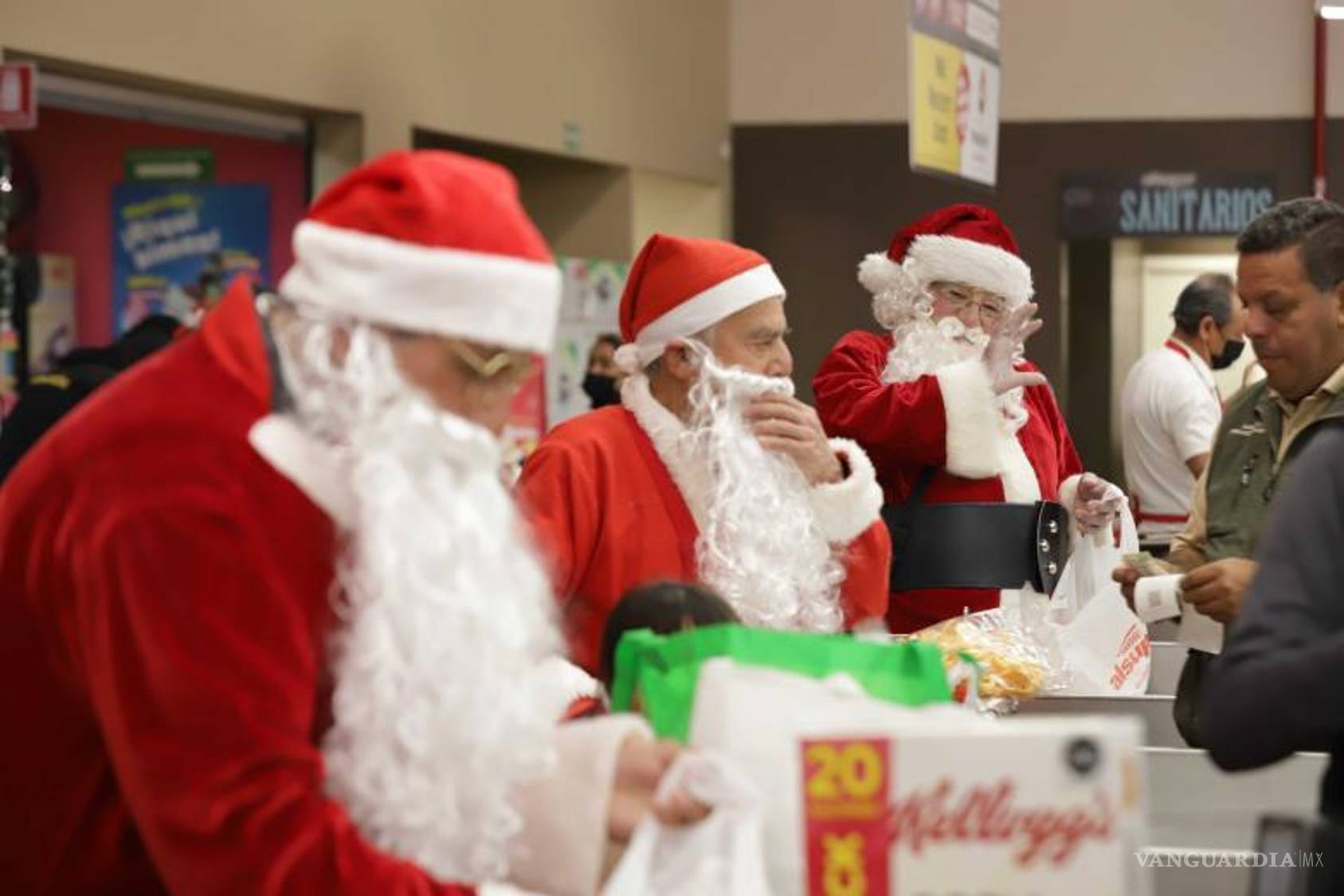 $!Antonio, Francisco y Valdemar, empacadores de Alsuper, comparten la magia de la Navidad disfrazados de Santa Claus.