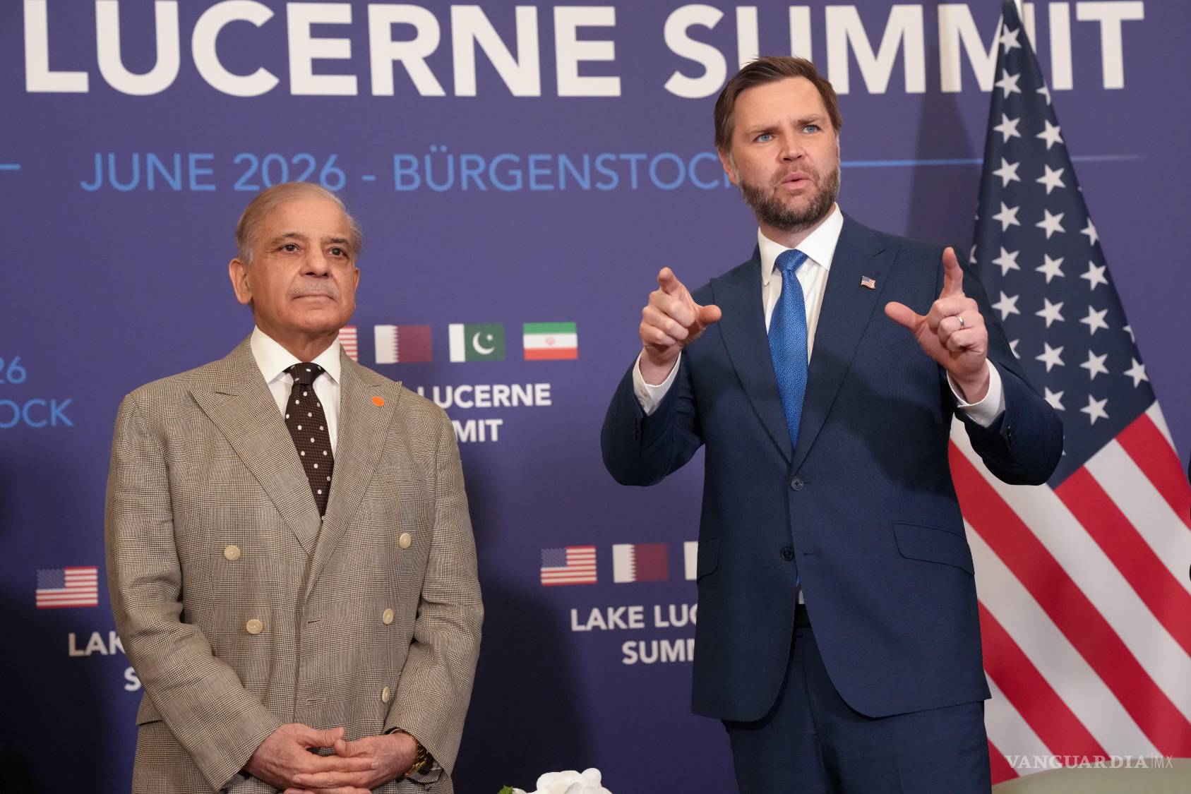 $!Tras pasar casi un día entero de gestiones en Pakistán para desatascar el diálogo, el vicepresidente JD Vance comparece en Suiza para defender los avances de un acuerdo nuclear duradero, en medio de tensiones y contradicciones públicas entre Washington y Teherán.