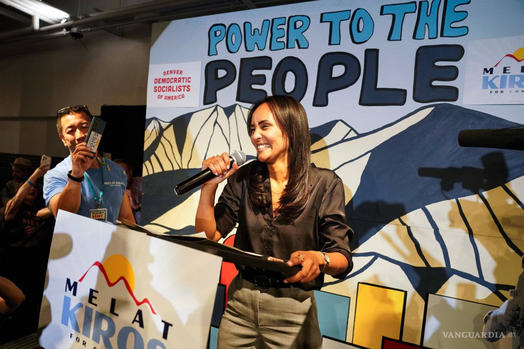 $!La candidato demócrata al Congreso, Melat Kiros, habla tras ganar la nominación demócrata en las primarias de Denver.