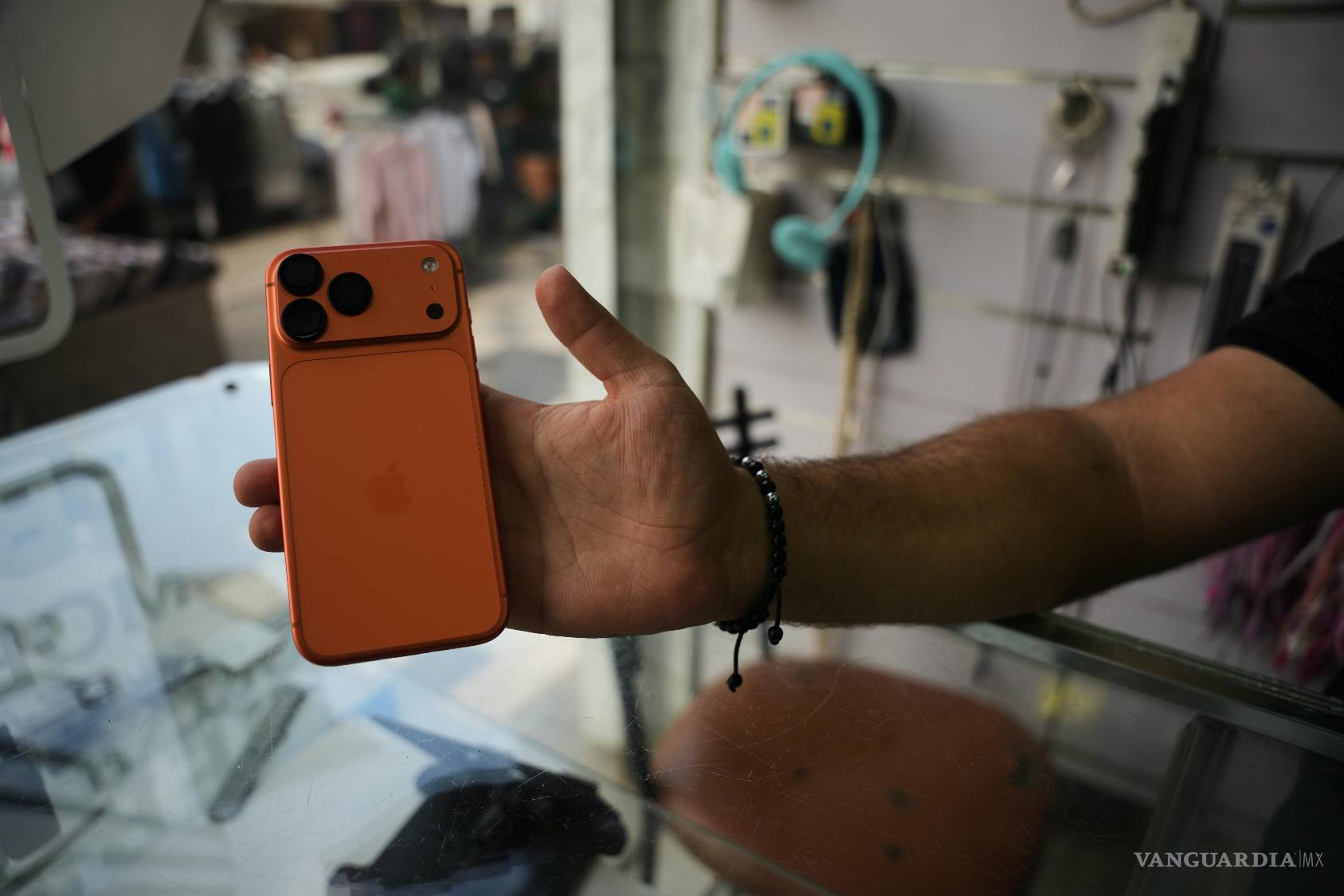 $!Un vendedor palestino muestra un iPhone 17 Pro Max a cámara en una tienda de celulares en la Ciudad de Gaza, el 16 de agosto de 2026.