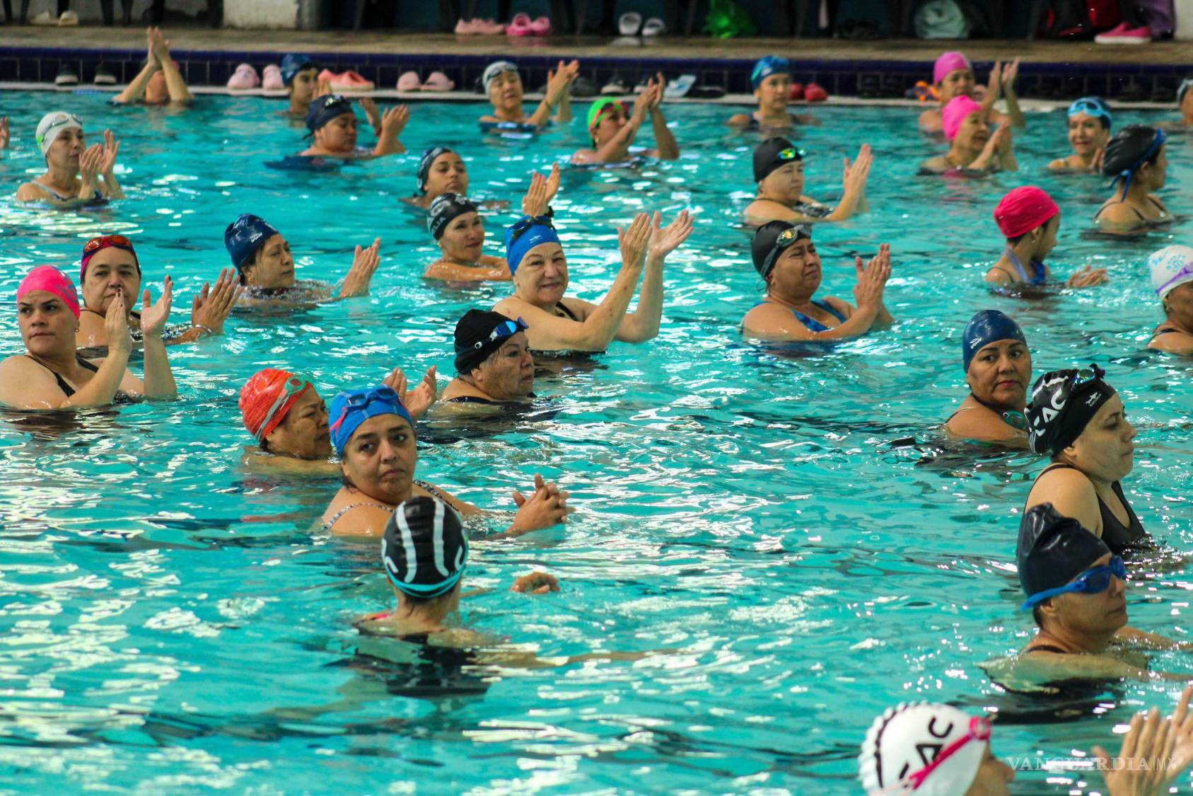 $!Usuarios de todas las edades asisten diariamente al Centro Acuático Coahuila 2000, desde clases básicas hasta entrenamientos avanzados.