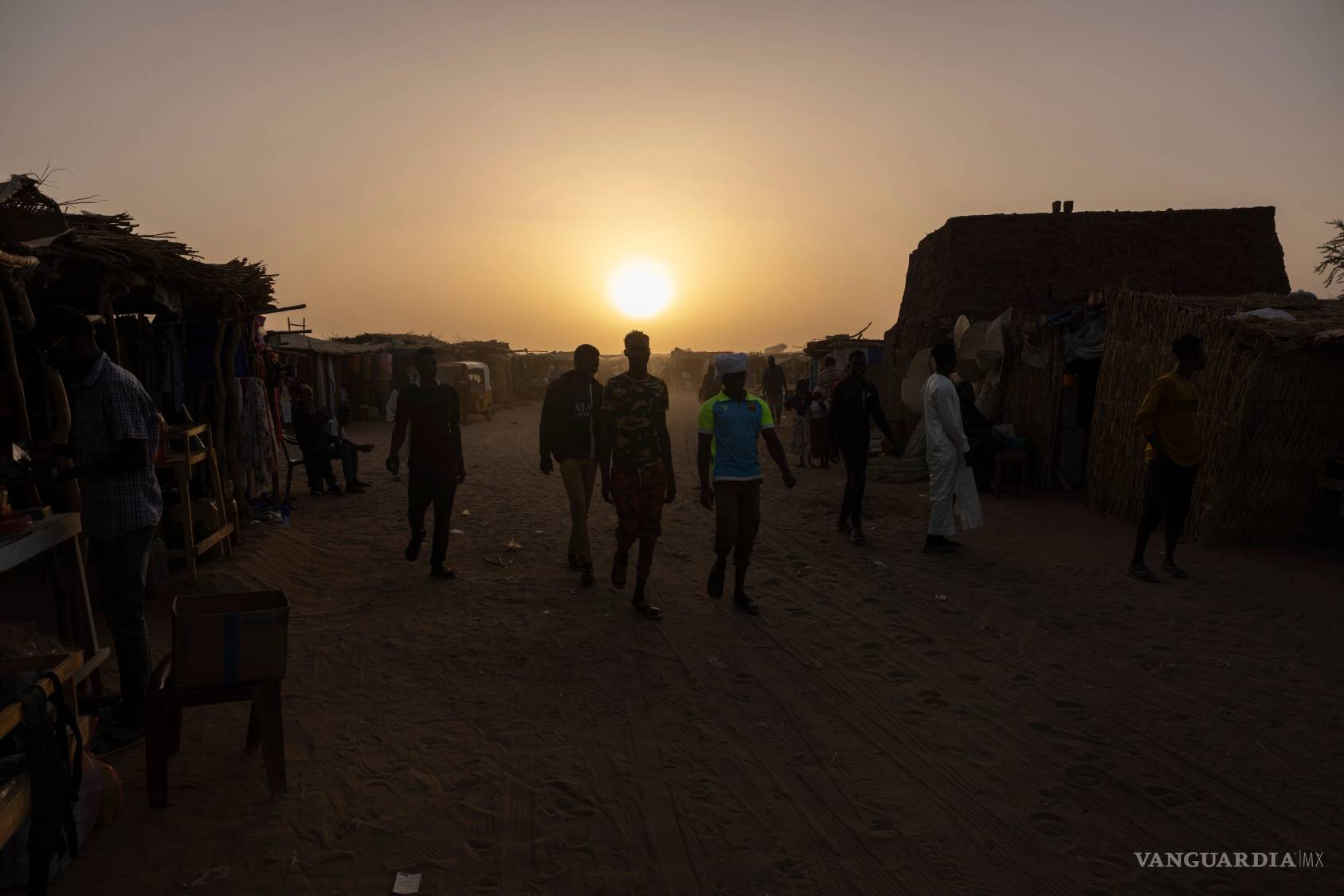 $!Cae la noche sobre el campo de tránsito de Adre, Chad, el 6 de mayo de 2025.