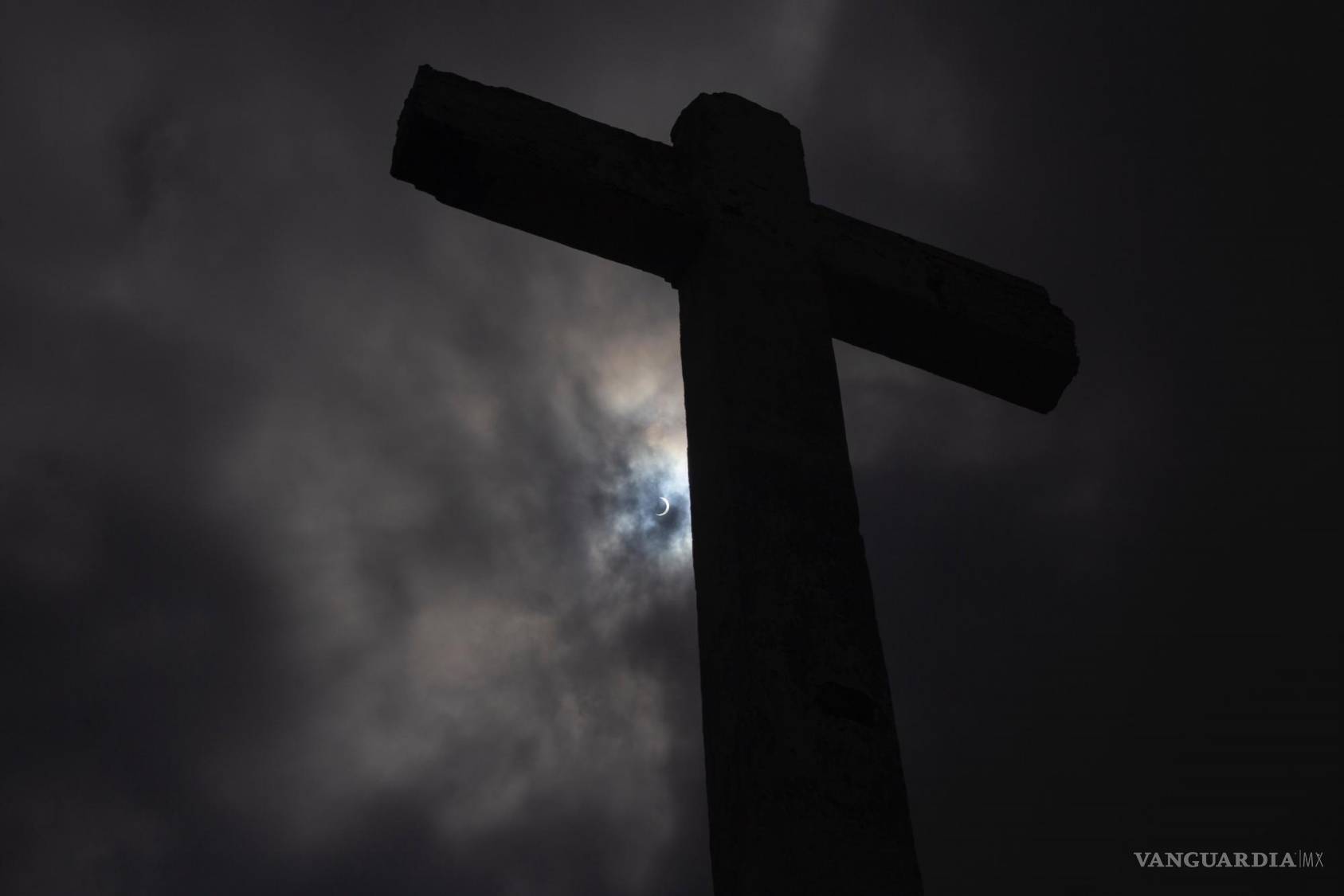 $!Desde el Cerro del Pueblo, así se vio el eclipse de sol.