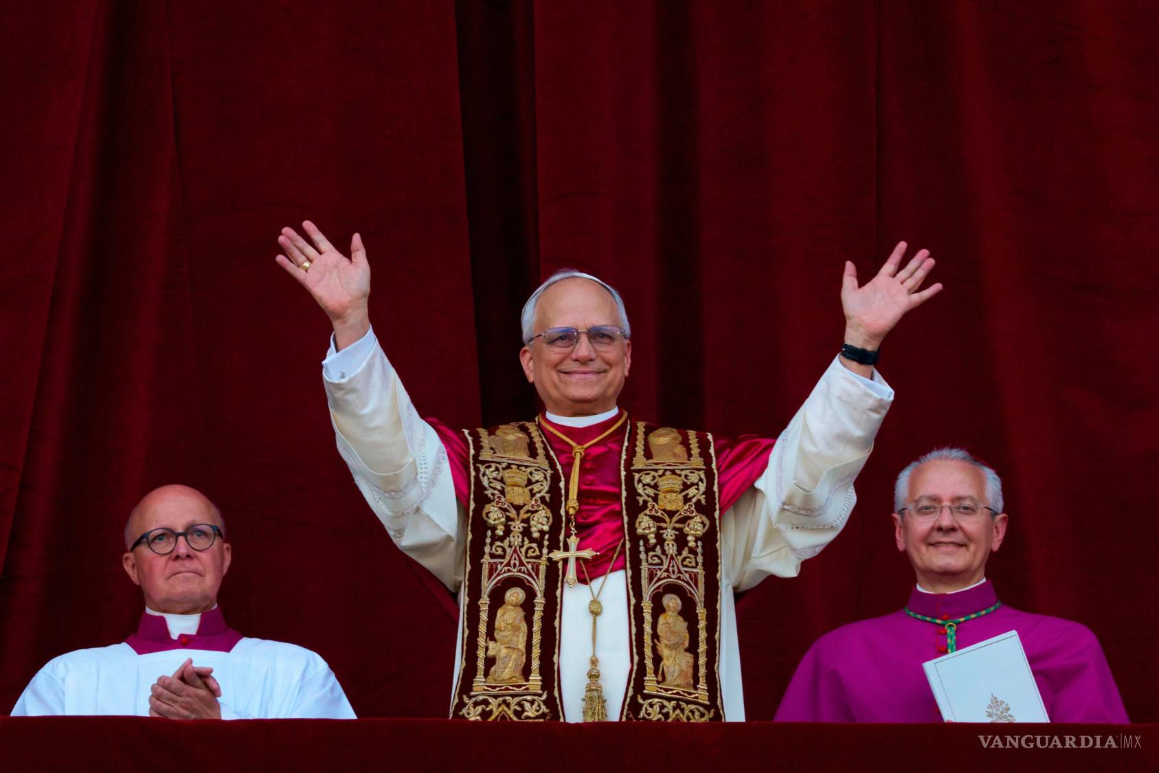 $!El recién elegido papa León XIV saluda desde el balcón de la basílica de San Pedro del Vaticano, el 8 de mayo de 2025.