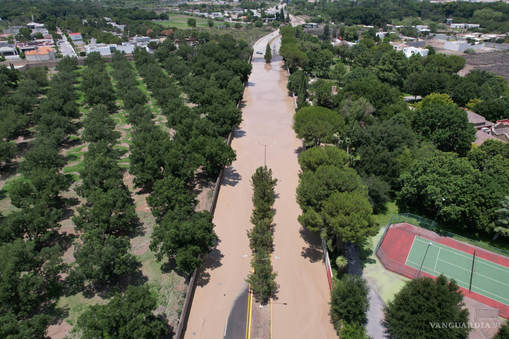 $!Las lluvias del domingo 7 de julio causaron afectaciones en fraccionamientos del norte y poniente de Saltillo, donde el agua alcanzó más de un metro de altura.