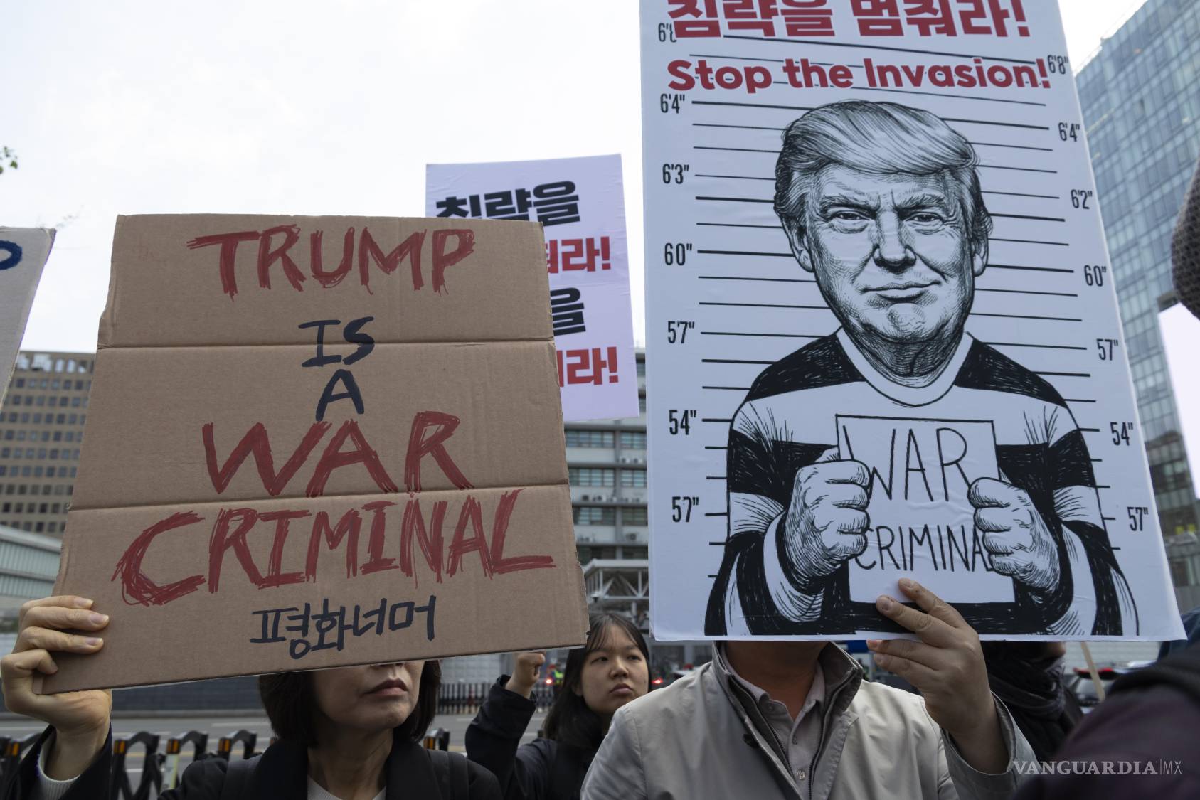 $!Manifestantes surcoreanos portan pancartas y una foto policial del presidente estadounidense Donald Trump durante una protesta contra las acciones militares de Estados Unidos e Israel en Irán, frente a la embajada estadounidense en Seúl.