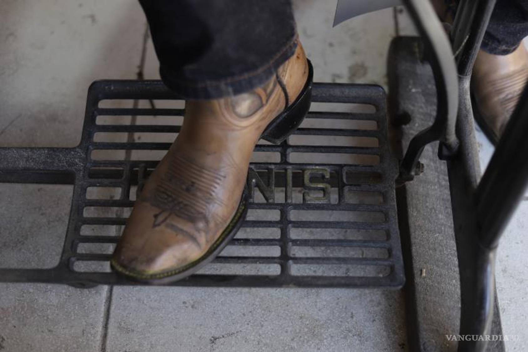 $!Jesús López, 100 años de tradición familiar en la tapicería de Saltillo