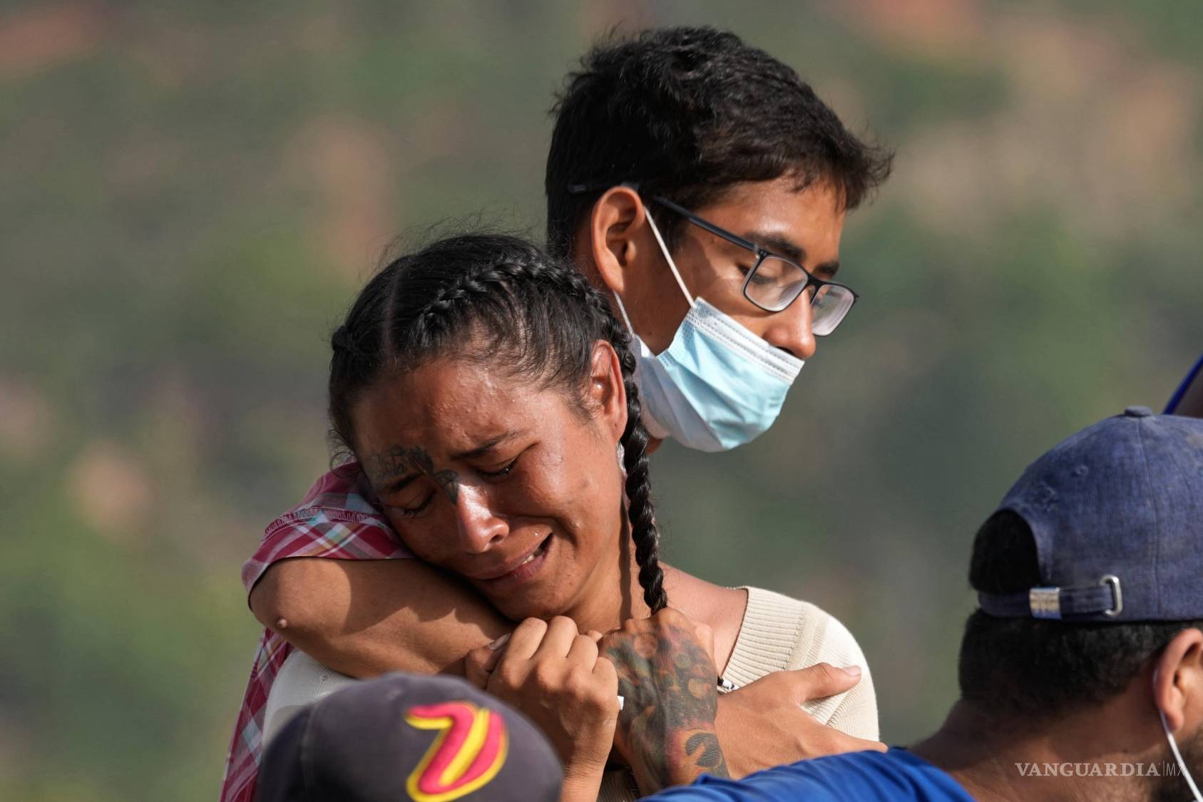 $!Yolimar Torres llora después de que ella y otros familiares encontraran el cuerpo de su hija, que ellos mismos recuperaron de entre los escombros en La Guaira.