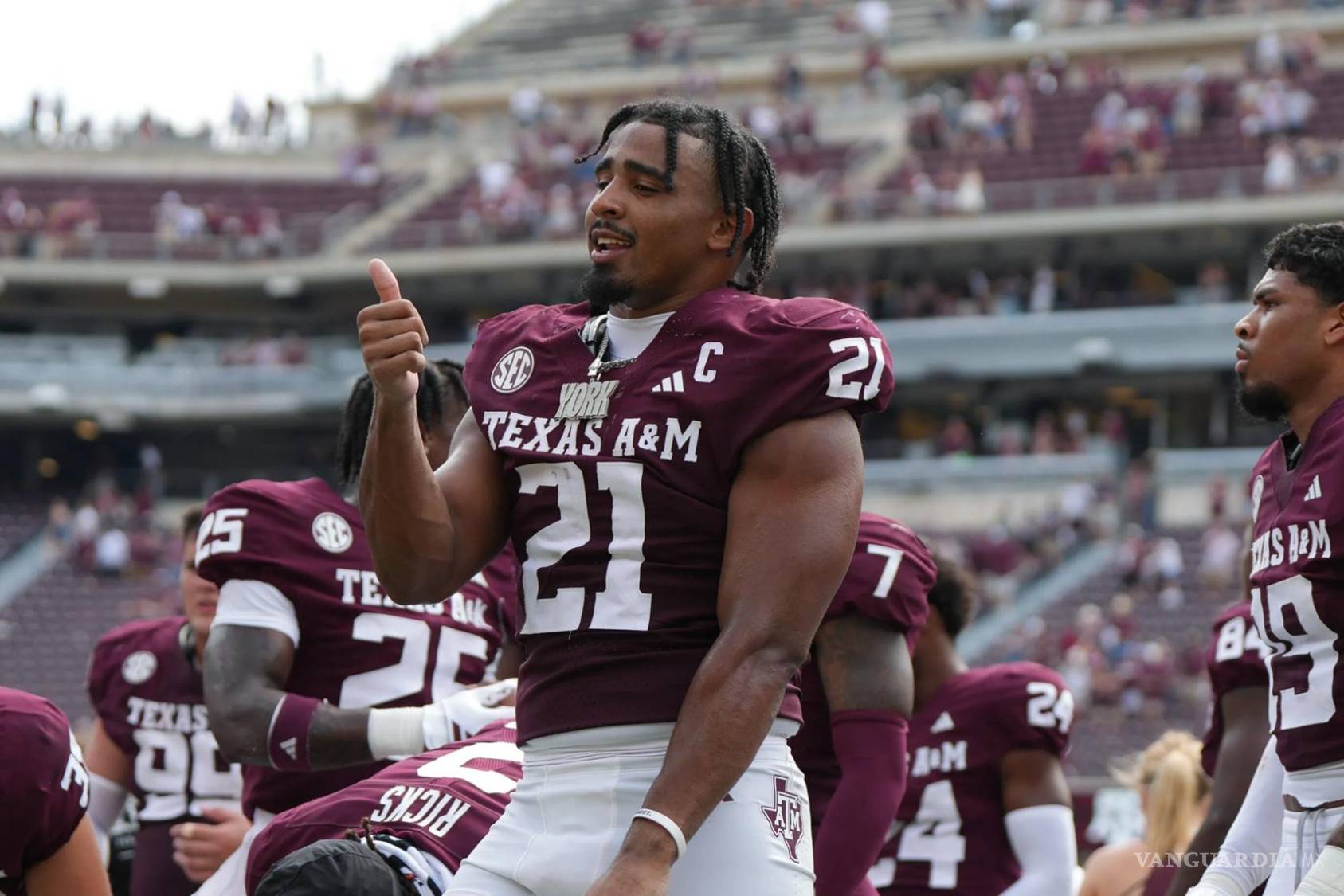 $!Taurean York, apoyador de Texas A&amp;M y de ascendencia mexicana, llega al NFL Draft 2026 como uno de los nombres con sangre tricolor que apuntan a escuchar su nombre en Pittsburgh.