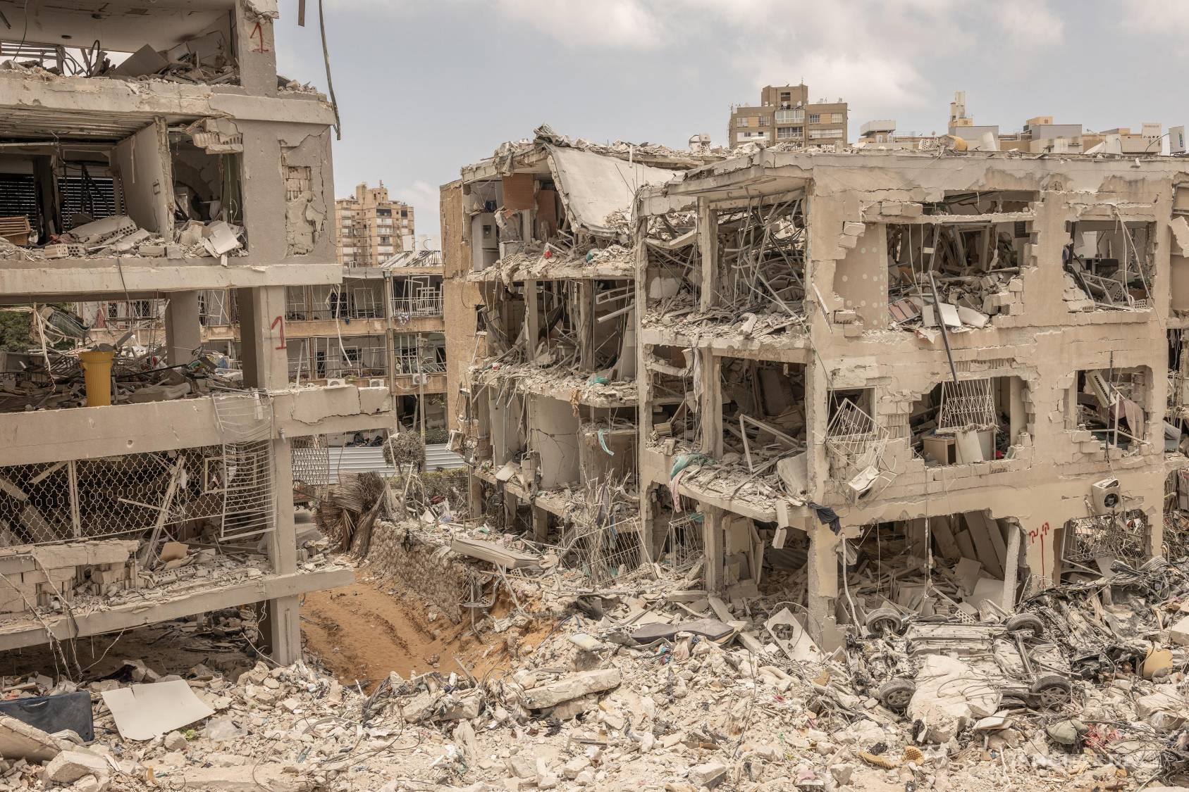 $!Solo quedan escombros de edificios después de que un misil balístico disparado desde Irán impactara Bat Yam, Israel.