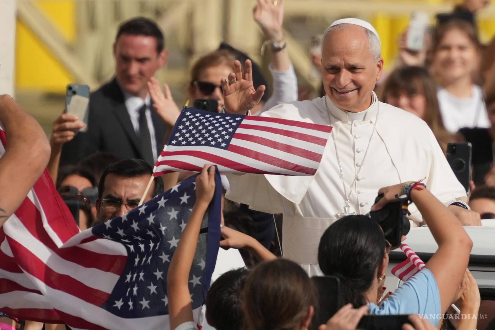 $!El Papa León XIV recibe a los estudiantes que participan en el Jubileo del Mundo de la Educación, en la Plaza de San Pedro, el viernes 31 de octubre de 2025.