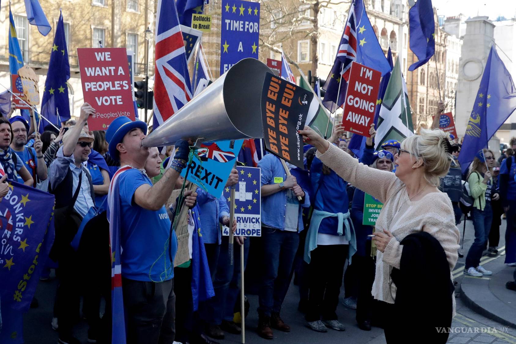 $!Un partidario del Brexit (d) , sostiene una pancarta frente a los partidarios de permanecer en la UE afuera del Parlamento en Londres, el 27 de febrero de 2019.
