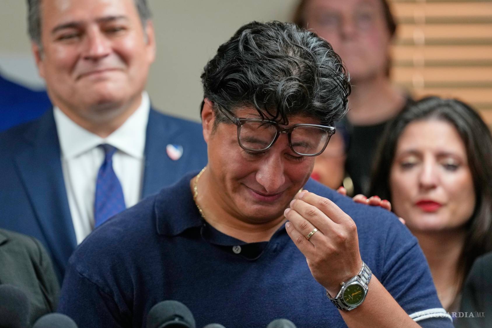 $!Ronaldo Salgado, hijo de Lorenzo Salgado Araujo, se seca las lágrimas mientras habla en una conferencia de prensa, el miércoles 8 de julio de 2026, en Houston.