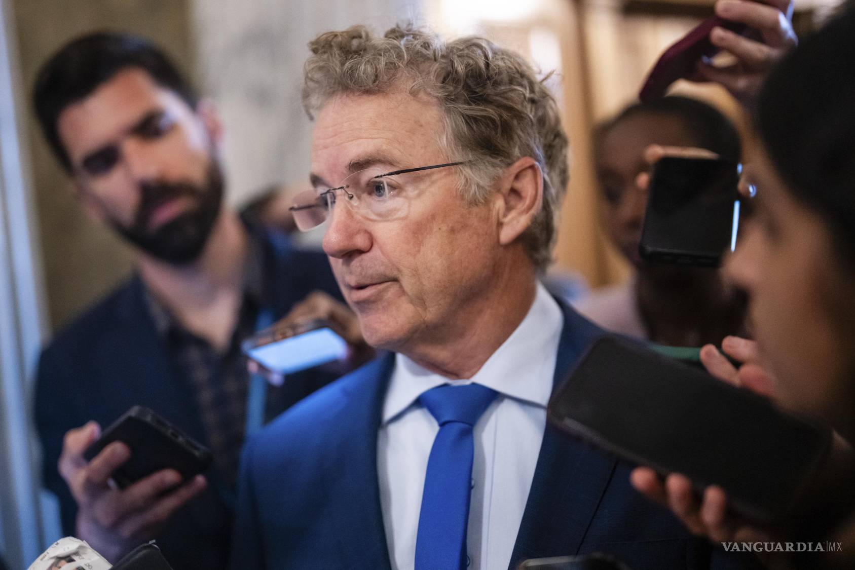$!El senador Rand Paul (republicano por Kentucky) habla con la prensa a su llegada al Capitolio, Washington, el miércoles 4 de marzo de 2026, para votar sobre una medida que otorga poderes de guerra.