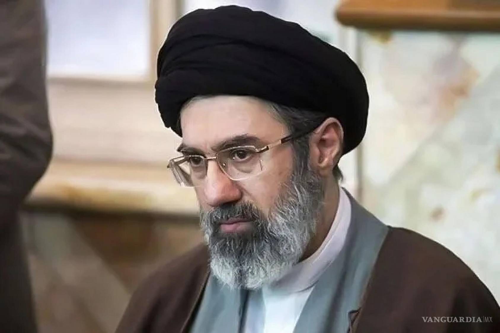 $!Imagen distribuida por la agencia Mehr del nuevo líder supremo de Irán, Mojtaba Jameneí.